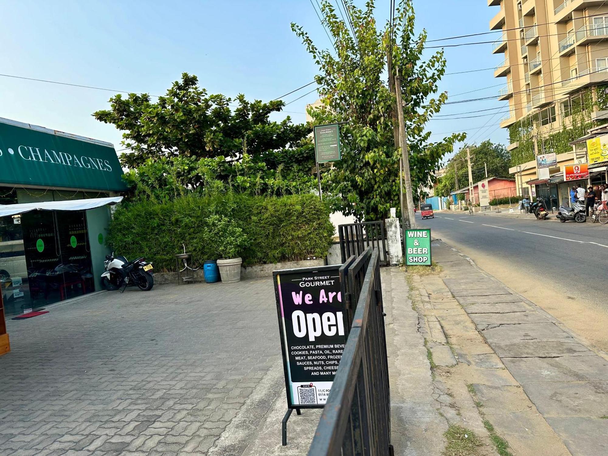 Ocean Breeze Hotel Residencies Britlanka Apartments Negombo Buitenkant foto